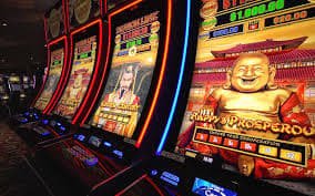 Studio Live Sic Bo di sarjana slot dengan dealer dan tiga dadu dalam wadah transparan